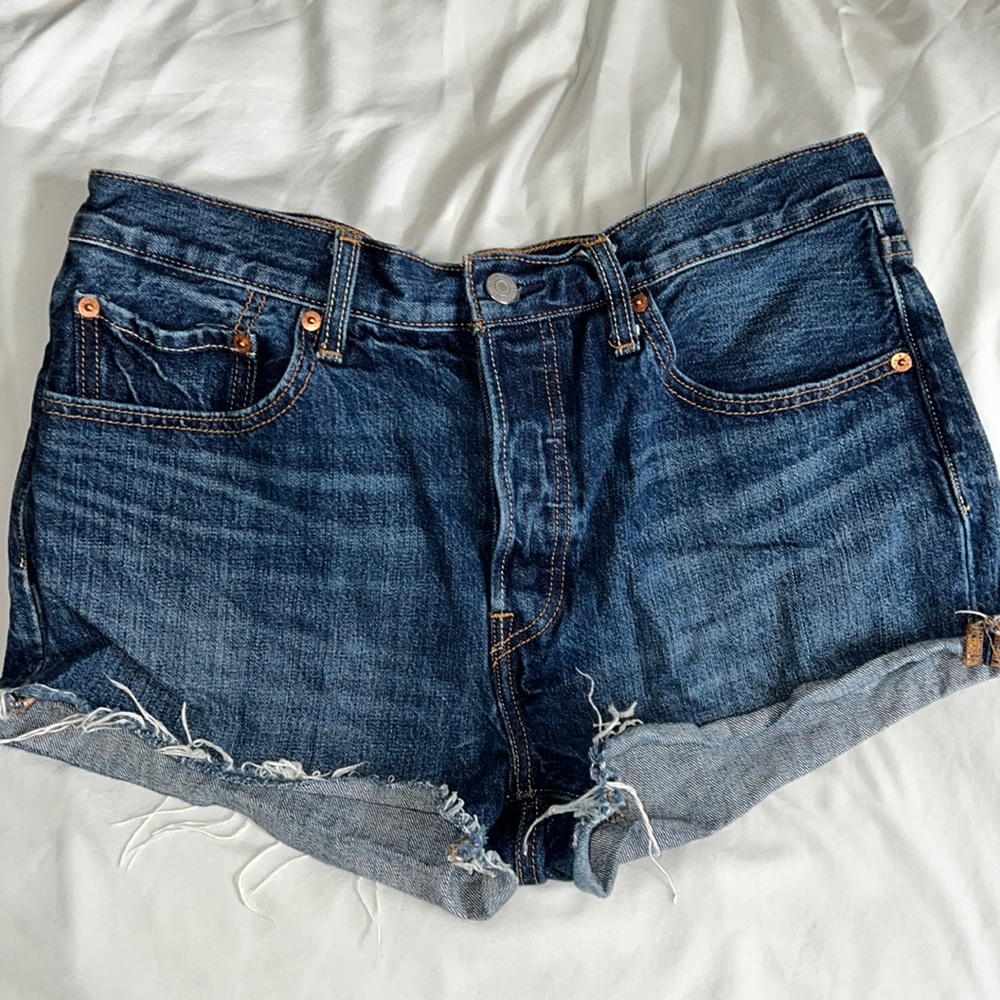 (31) Levi’s 501 Jean shorts